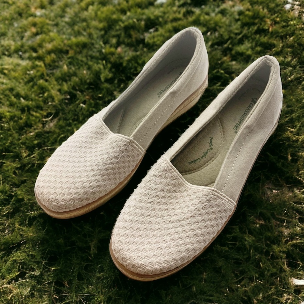 Grasshoppers Size 7 Tan Wedged Slip On Shoe